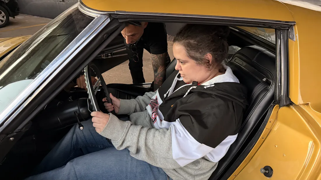 Laura P. al volante del Corvette Stingray C3.